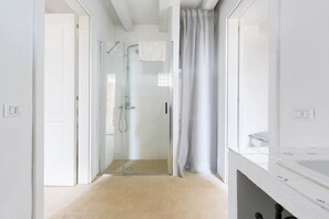 Casa tradicional, 2 habitaciones | Baño | Regadera, secadora de cabello, bidet 