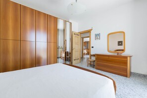 Classic-Apartment, 2 Schlafzimmer | 2 Schlafzimmer, Bügeleisen/Bügelbrett