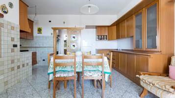 Appartement Classique, 2 chambres | Restauration dans la chambre