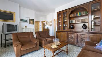 Appartement Classique, 2 chambres | Salle de séjour | Télévision à écran plat