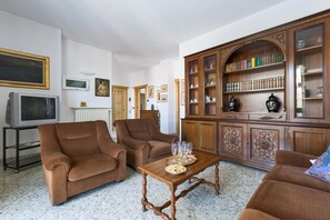 Classic-Apartment, 2 Schlafzimmer | Wohnzimmer | Flachbildfernseher
