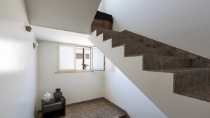 Eine Treppe mit einer Holzhandläufe und einer kleinen Ablagefläche mit Dekorationen.