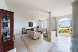 Classic-Villa, 3 Schlafzimmer | Wohnbereich | Flachbildfernseher