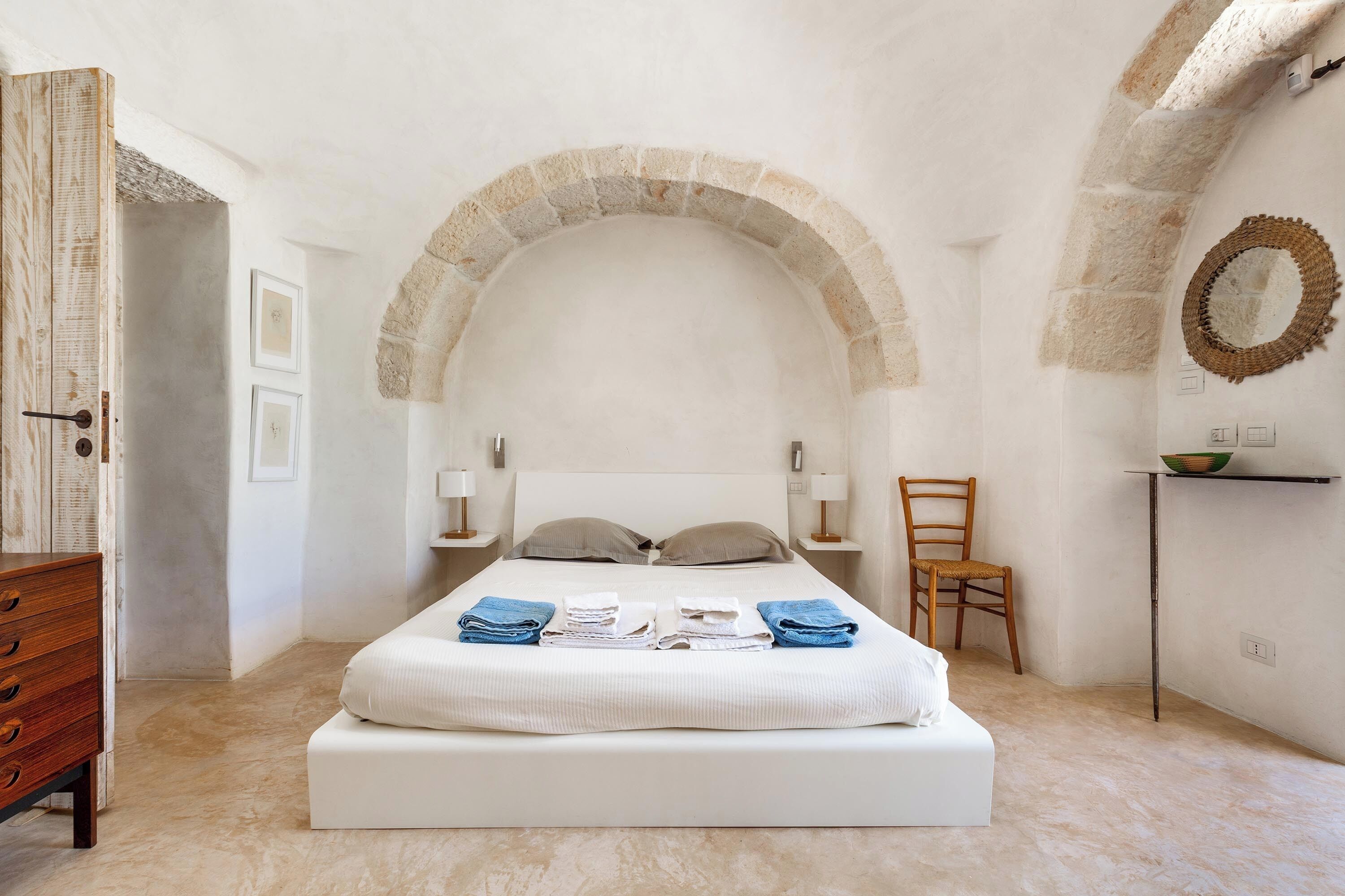 8 quartos, cofres nos quartos, ferros/tábuas de passar roupa