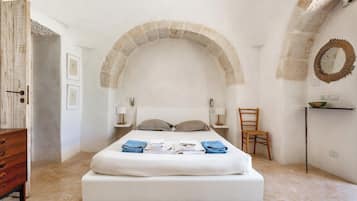 8 quartos, cofres nos quartos, ferros/tábuas de passar roupa