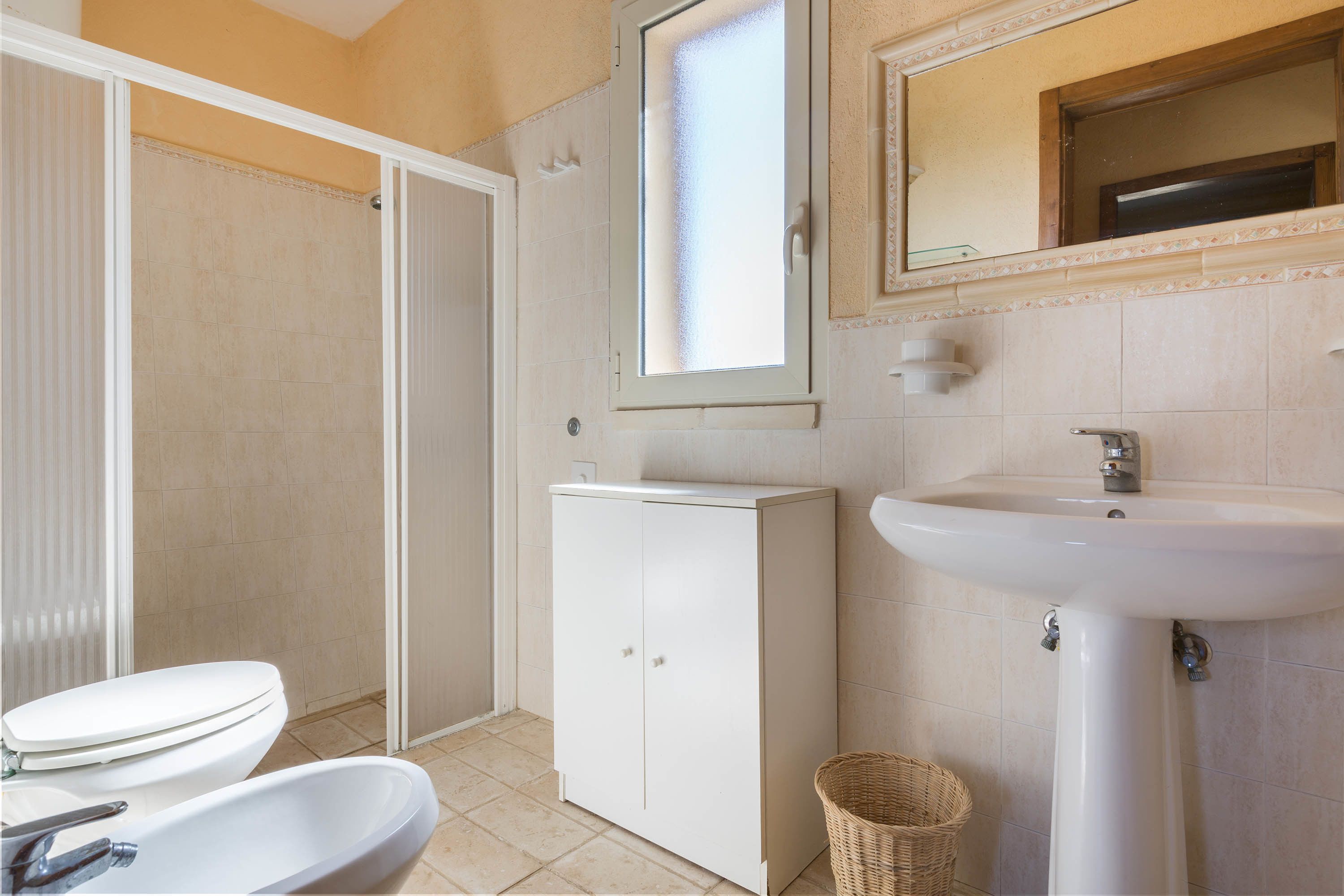 Ein Badezimmer mit Toilette, Waschbecken und Dusche.