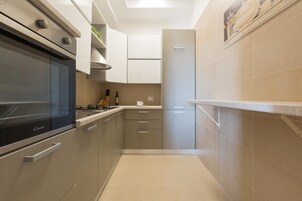 Refrigerador con freezer, horno, placa de cocina, lavavajillas