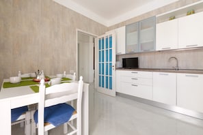 Villa Standard, 3 chambres | Cuisine privée | Réfrigérateur grande capacité avec congélateur, four à micro-ondes
