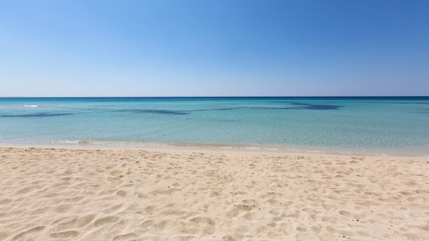 A sandy beach with clear blue water and a clear sky. - 937 Riva del Conte by Barbarhouse (Porto Cesareo)