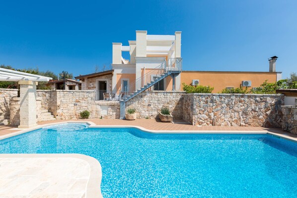 季节性开放的室外游泳池