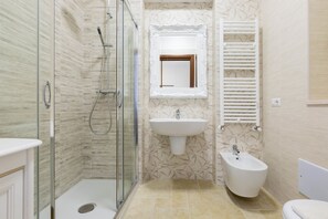 Vila clássica, 4 quartos | Banheiro | Chuveiro, secador de cabelo, bidê 