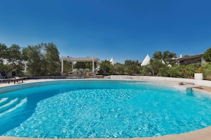 Piscine extérieure (ouverte en saison)