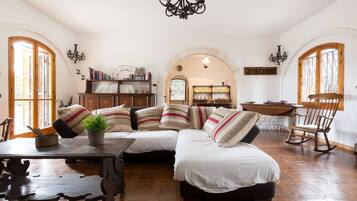 Classic Villa, 4 Bedrooms | Living room | TV, fireplace