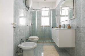 Vila, 3 quartos | Banheiro | Chuveiro, secador de cabelo, bidê 