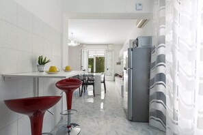 Villa - 3 soveværelser | Privat køkken | Køleskab/fryser i fuld størrelse, mikrobølgeovn, ovn, kogeplade