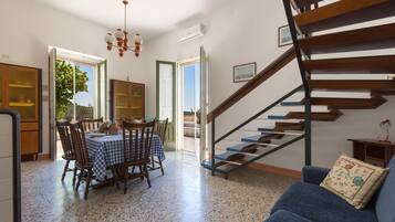 Villa Standard, 4 camere da letto | Pasti in camera