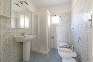 Villa estándar, 4 habitaciones | Baño | Regadera, secadora de cabello, bidet, toallas 