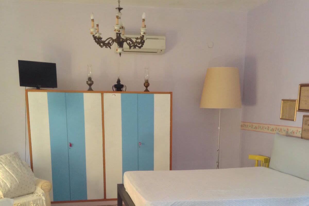 Habitación triple familiar, Terraza | Ropa de cama de alta calidad, minibar, escritorio y wifi gratis