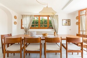 Villa, 6 chambres, accès à la piscine | Repas dans la chambre