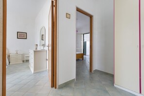 Standard-Villa, 3 Schlafzimmer | Wohnbereich | Fernseher, Kamin