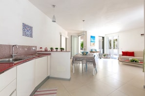 Apartment, 3 Schlafzimmer, Stadtblick | Wohnbereich | Flachbildfernseher