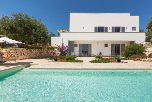A modern two-story house with a swimming pool in the foreground. - Villa Sogno Bianco (Ostuni)