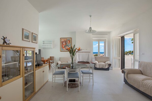 Comfort Villa, 3 Bedrooms | Living area | Fireplace