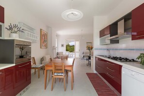 Comfort Villa, 3 Bedrooms | Private kitchen