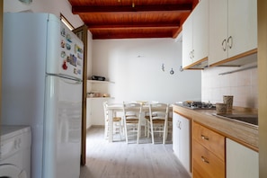 Refrigerador con freezer, microondas, horno, placa de cocina