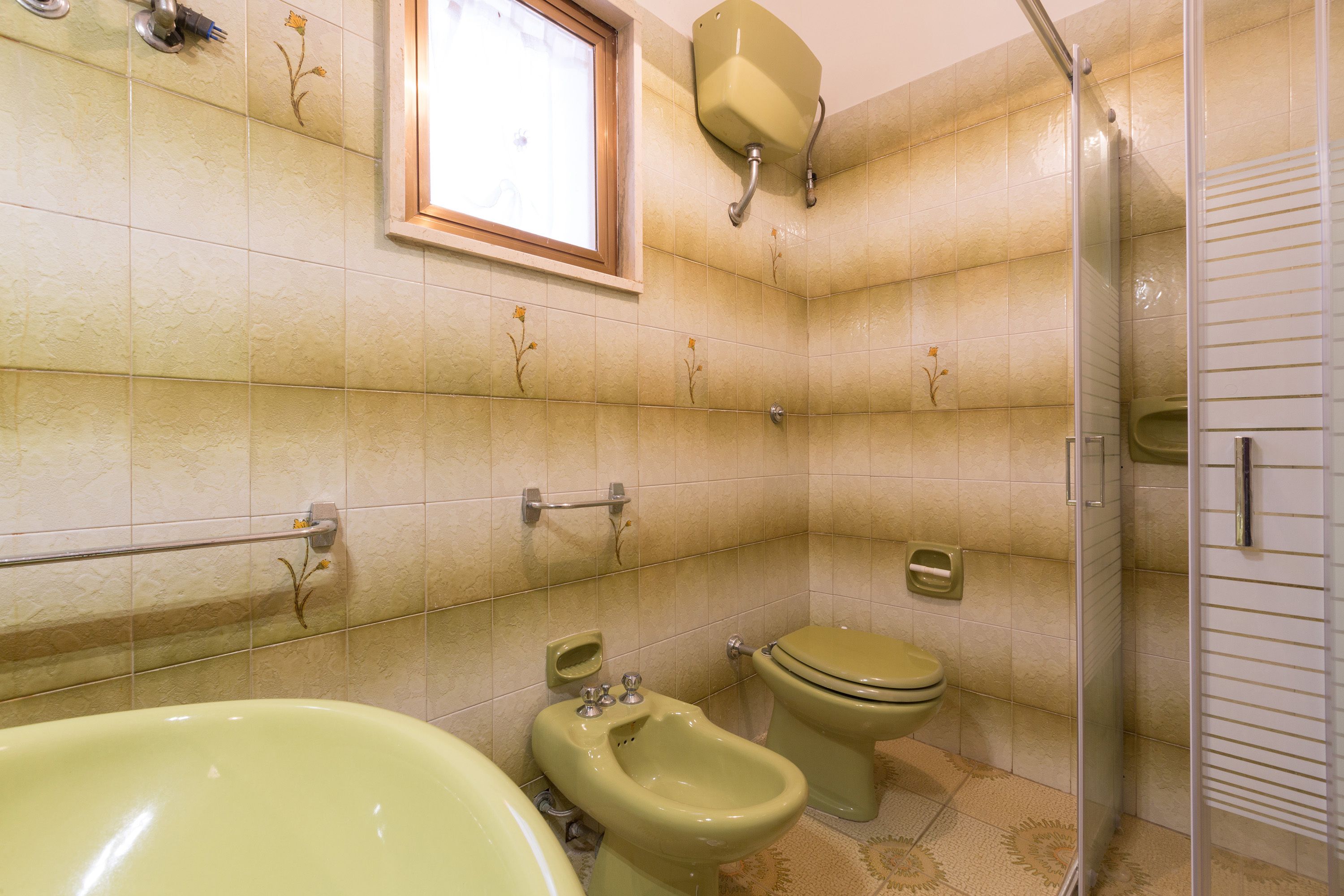 Ein Badezimmer mit einer Badewanne, einem Bidet und einer Toilette.