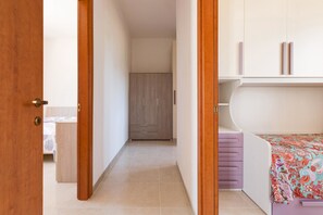 Comfort-Apartment, 2 Schlafzimmer | 2 Schlafzimmer, Schreibtisch, Bügeleisen/Bügelbrett