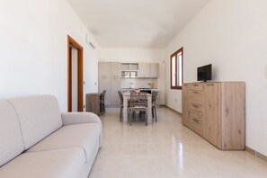 Comfort-Apartment, 2 Schlafzimmer | Eigene Küche | Großer Kühlschrank, Ofen, Herdplatte, Kochgeschirr/Geschirr/Besteck