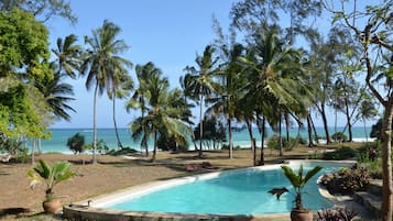 Outdoor pool, sun loungers