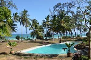 Outdoor pool, sun loungers - Diani house (Diani Beach)