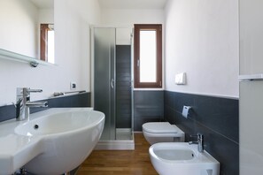 Appartement Deluxe, 2 chambres | Salle de bain | Douche, sĂšche-cheveux, bidet