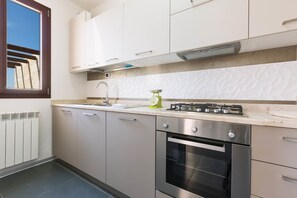 Departamento Confort, 2 habitaciones | Cocina privada | Refrigerador con congelador, horno, parrilla de estufa y lavavajillas 