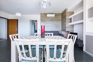 Apartamento Confort, 2 habitaciones | Servicio de comidas en la habitación