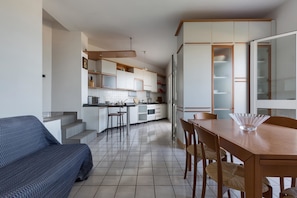 Apartamento, 2 habitaciones | Zona de estar | Una televisión de pantalla plana