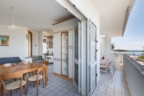 Apartamento, 2 habitaciones | Servicio de comidas en la habitación