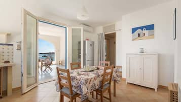 Ferienhaus, 2 Schlafzimmer, Terrasse, Meerblick | Essbereich im Zimmer