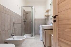 House, 2 Bedrooms, Terrace, Sea View | Bathroom | Shower, hair dryer, bidet - Attico del Blu (Castrignano del Capo)