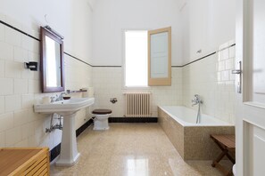 Departamento, 2 habitaciones | Baño | Secadora de cabello, bidet, toallas 