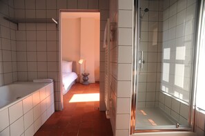 Habitación doble | Baño | Amenidades de baño gratuitas, secadora de cabello, pantuflas, toallas