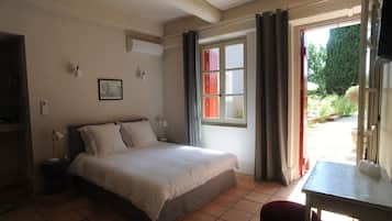 Habitación doble, Terraza | Ropa de cama de alta calidad y minibar