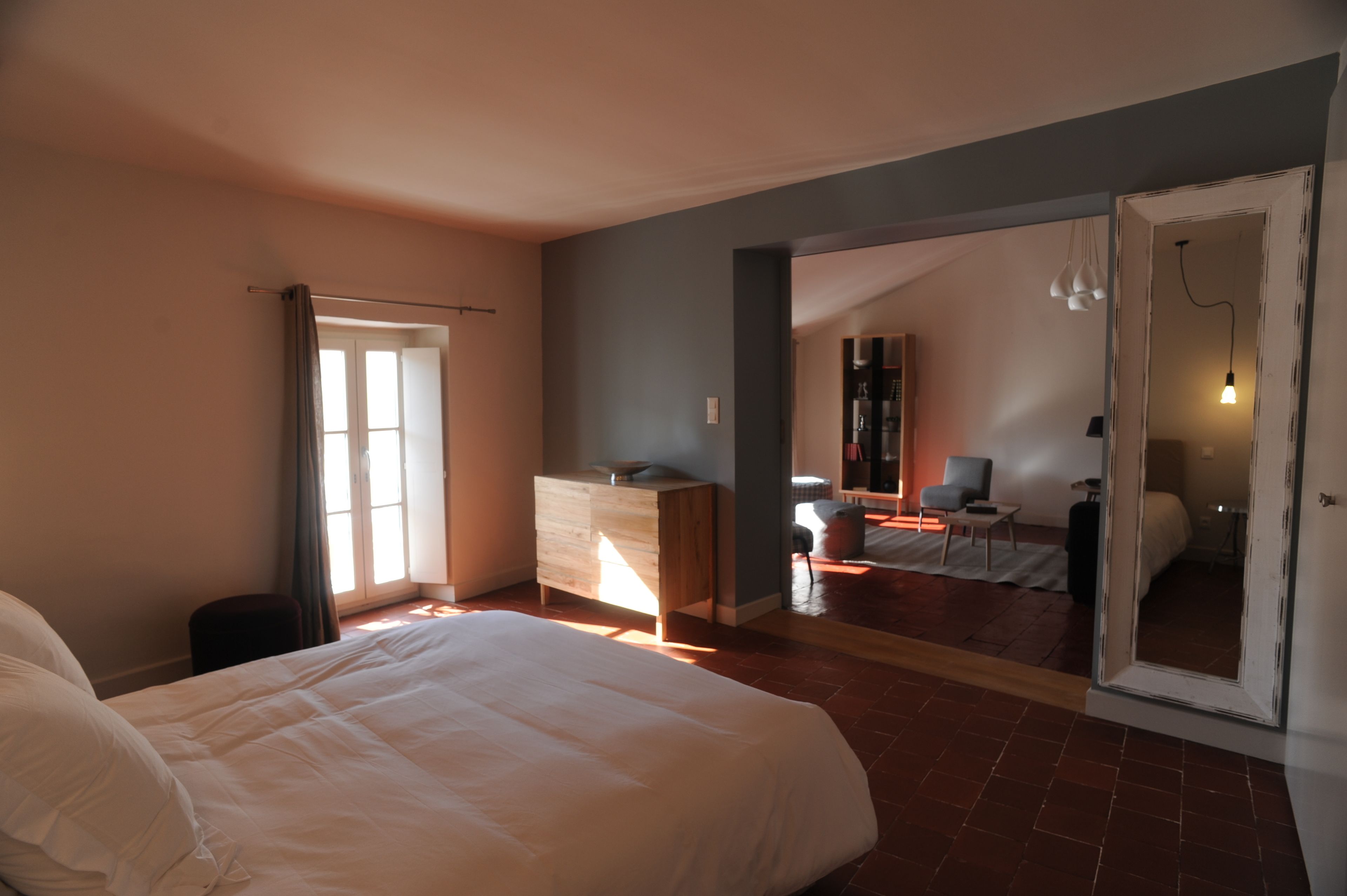 Suite | Luxe beddengoed, een minibar, een kluis op de kamer, een bureau