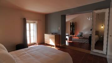 Suite | Luxe beddengoed, een minibar, een kluis op de kamer, een bureau