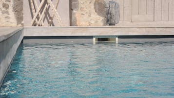 Una piscina al aire libre de temporada