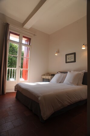 Tweepersoonskamer, uitzicht op tuin | Luxe beddengoed, een minibar, een kluis op de kamer, een bureau