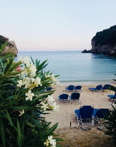 Villa Ampelaki (30 meters to the beach)