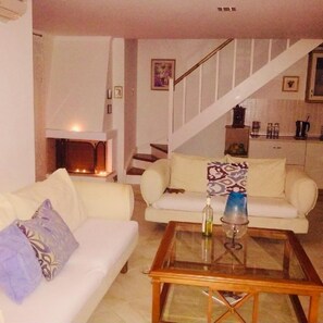 Casa, 3 habitaciones | Sala de estar | Televisión 